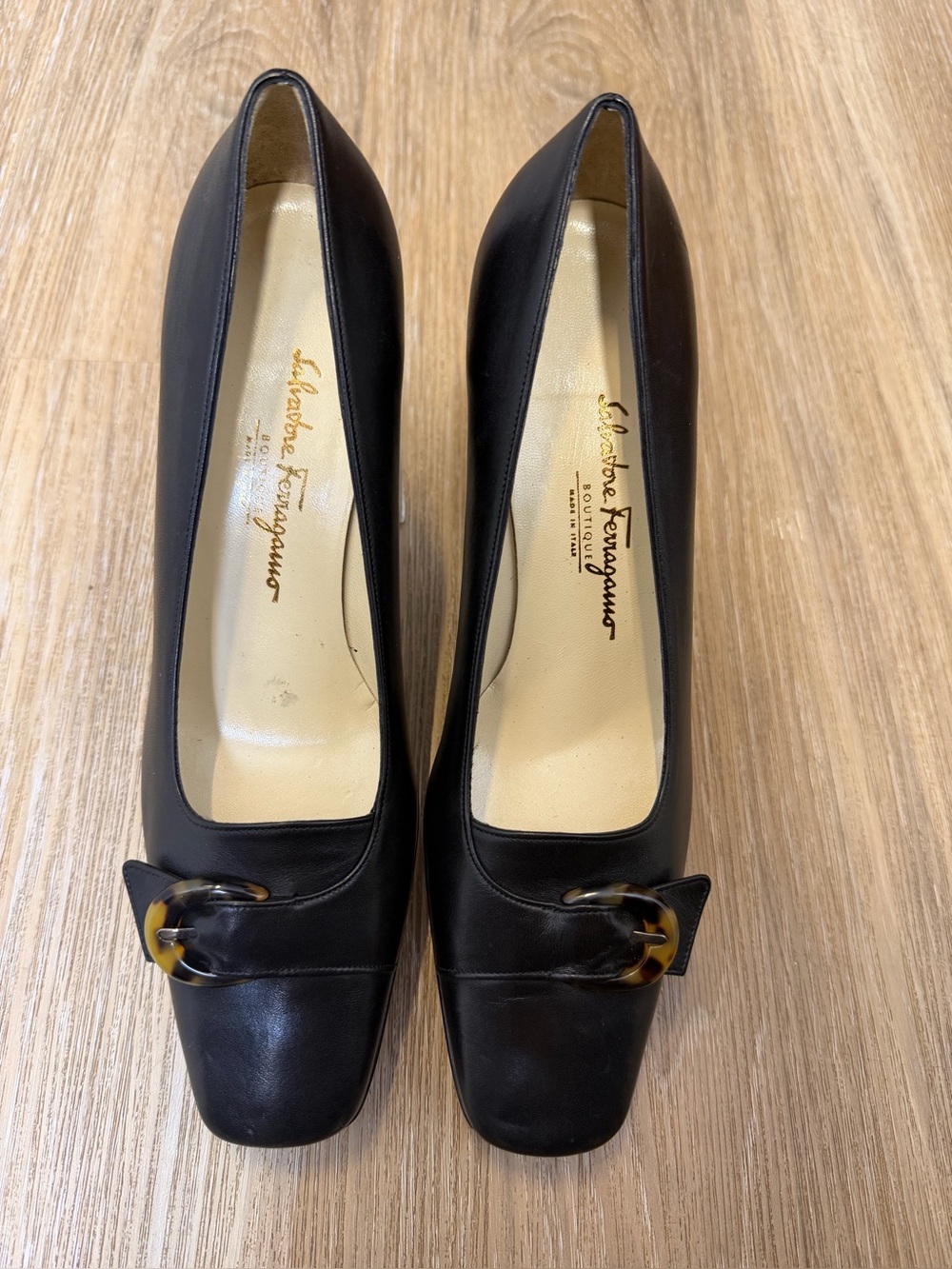 NEW Salvatore Ferragamo Boutique Leather Pumps 9.5 B Narrow Italy